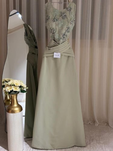 فستان سهره زيتي فاتح طويل بتفاصيل مطرزه وذيل انسيا...