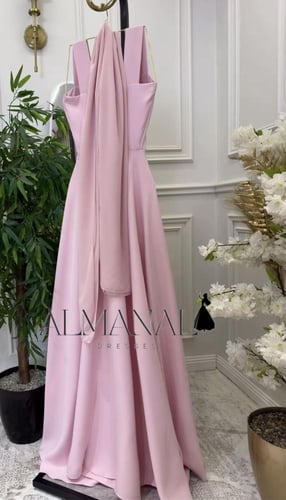 فستان وردي فاتح ناعم، بكتف عريض ولفة شيفون طويل