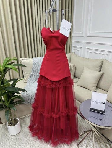 فستان توب راقٍ وأنيق للسهرات بلون أحمر كرز مزين بت...