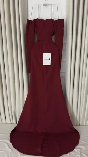 فستان ناعم برغندي كريب باربي كسرات بالصدر باكمام