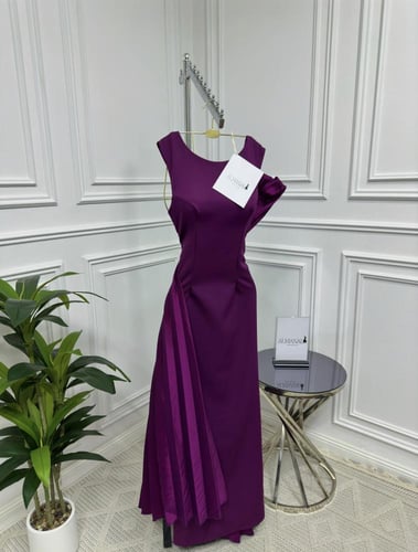 سهرة بنفسجي ملكي بأكتاف بارزة وتنورة بطيات جانبية...