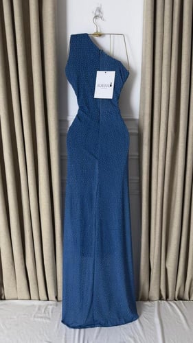 فستان سهرة أزرق بلمعة ناعمة وقصة ضيقة