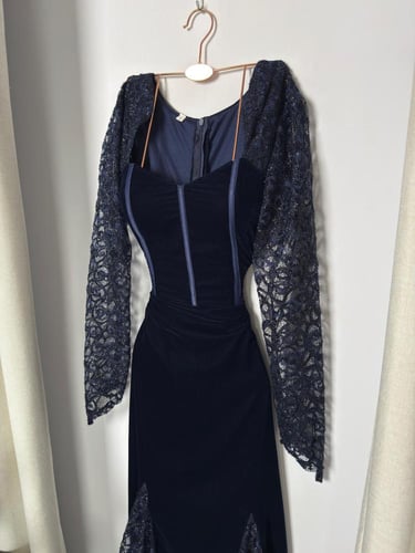 فستان شتوي مخمل كحلي دانتيل