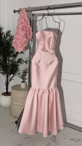 سهرة وردي بكتف ساقط وتوب وردي مجسّم مع تنورة ذيل ا...