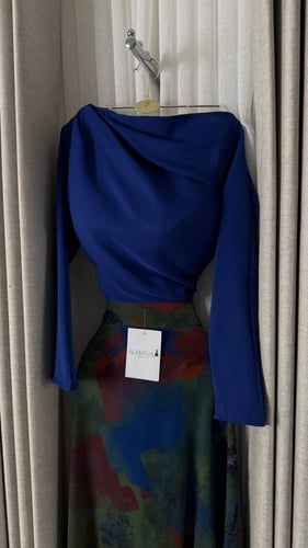 طقم بلوزة درابيه أزرق ملكي وتنورة مشجرة