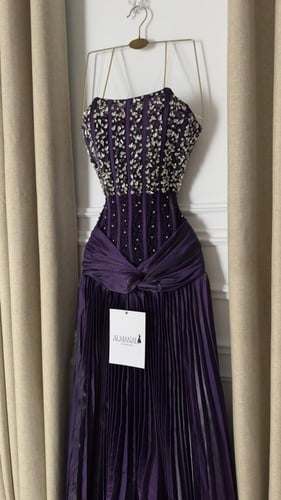 فستان سهره بنفسجي مطرز بخرز ولمعة وتنورة بليسيه فا...