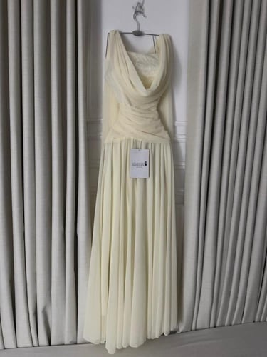 فستان ناعم بيج فاتح اكمام وصدريه دانتيل