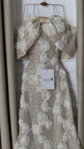 فستان سهره فخم مزين بالترتر والورود البارزة بلون ب...