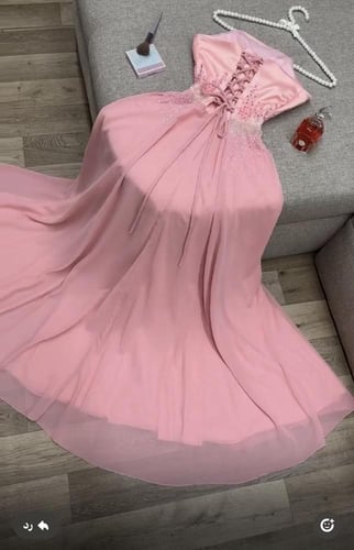 ناعم شيفون وردي بتطريز لامع وصدر مكشكش بتفصيل ناعم