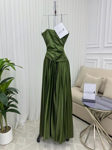 فستان سهرة زيتوني بطيات ناعمة وتطريز يدوي فاخر