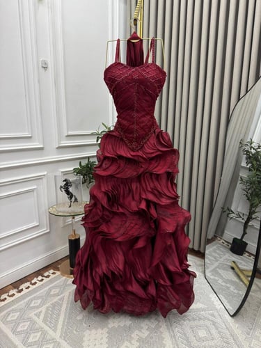 فستان سهرة صدر مطرز وتنورة كشكش