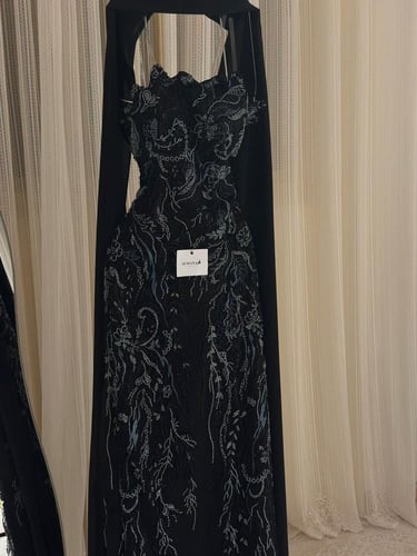 فستان سهرة أسود توب مطرز مع شال