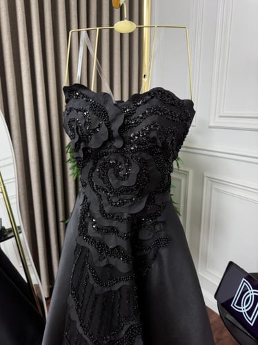 سهرة ميكادو أسود راقي بتطريز ورود لامع وقصّة ذيل و...