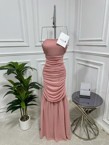 فستان سهره وردي بقصة ضيقة وطيات أنثوية ناعمة