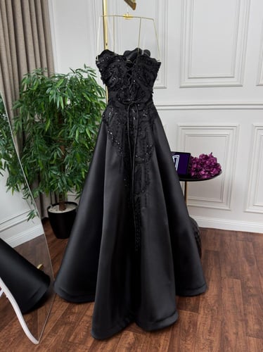 سهرة ميكادو أسود راقي بتطريز ورود لامع وقصّة ذيل و...