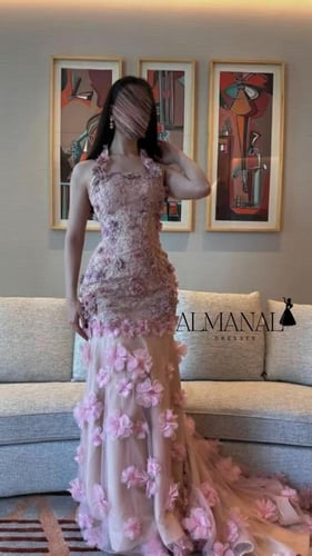 فستان سهرة هالتر بزهور ثلاثية الأبعاد