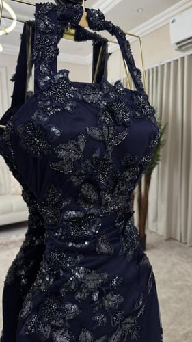 فستان سهرة هالتر كحلي بتطريز زهور