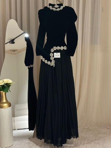 فستان شتوي سهره جوخ اسود اكمام