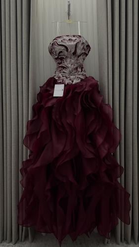 فستان سهرة عنابي بتوب مطرز وتنورة كشكش.