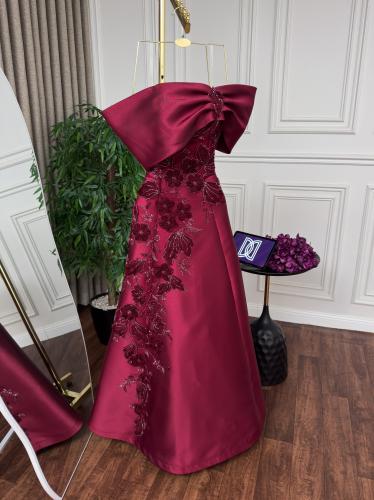 سهرة ميكادو بوردو مطرزة بالورود مع شريطة ظهر كبيرة