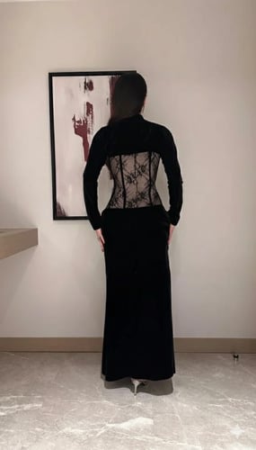 فستان شتوي مخمل اسود كورسيه دانتيل