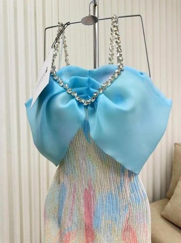 فستان سهرة باستيل بفيونكة زرقاء وسلسلة كريستال