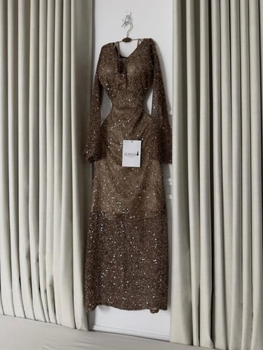 فستان بني مطرز بترتر لامع