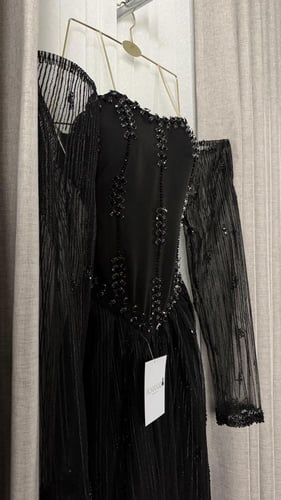 فستان سهرة اسود باكمام