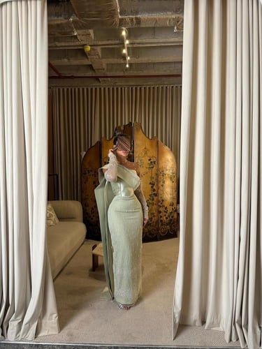 فستان سهره كتف مائل مزين بالؤلؤ