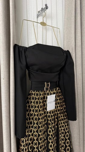 فستان اسود ناعم بتفاصيل سلاسل ذهبيه