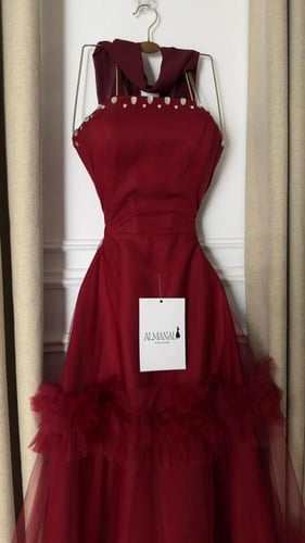 فستان سهرة أحمر بتفاصيل لؤلؤية وتنورة تول بطبقات ف...