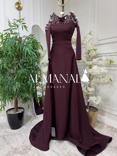 فستان سهرة كريب، مطرّز بالكامل بتفاصيل ورود لامعة...