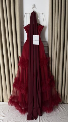 فستان سهرة أحمر بتفاصيل لؤلؤية وتنورة تول بطبقات ف...