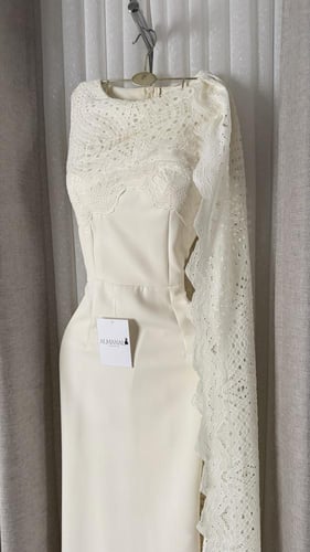 فستان ناعم أوف وايت ناعم بصدر دانتيل ووشاح جانبي ط...