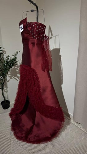 فستان سهرة بنفسجي ميكادو بكتف واحد مع تنورة مزينة...