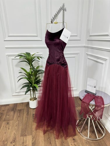 سهرة عنابي مخملي وتنورة تول منفوشة