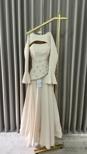 فستان ناعم بقصة "كورسيه" وتفاصيل لؤلؤية.