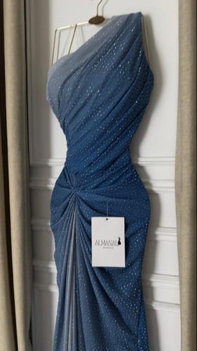 فستان سهرة أزرق بلمعة ناعمة وقصة ضيقة