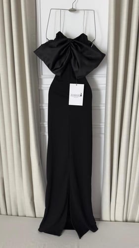 فستان أسود مطرّز بالؤلؤ اللامع بوردة سفلية