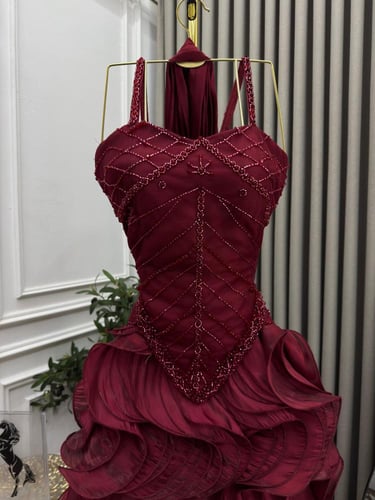 فستان سهرة صدر مطرز وتنورة كشكش