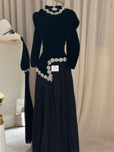 فستان شتوي سهره جوخ اسود اكمام