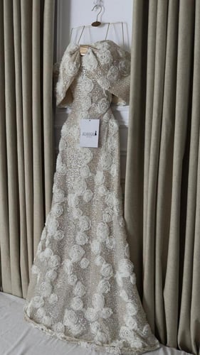 فستان سهره فخم مزين بالترتر والورود البارزة بلون ب...