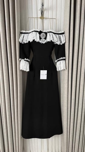 فستان ناعم بكتف مكشوف وتفاصيل الدانتيل الأبيض الفا...