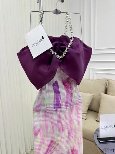 فستان سهرة ملون بفيونكة بنفسجية وسلسلة كريستال