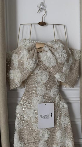 فستان سهره فخم مزين بالترتر والورود البارزة بلون ب...