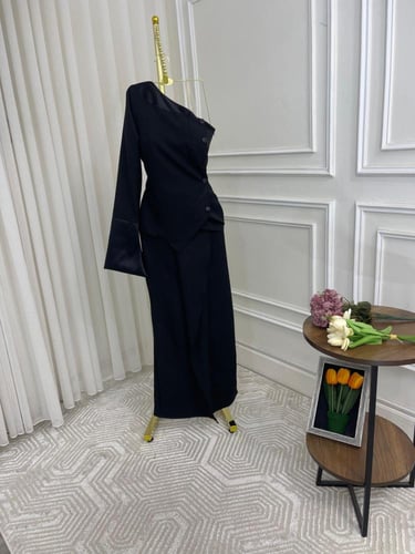 فستان ناعم اسود زراير مع الجنب