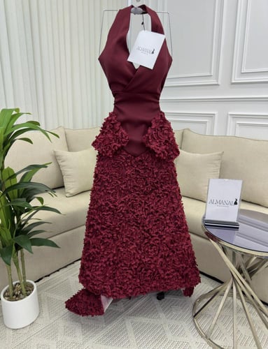 فستان سهرة عنابي صدريه تفته وتنورة ورد بارز