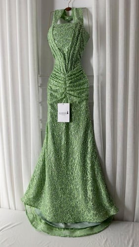 ‎فستان سهرة أخضر بترتر لامع وقصة خصر جذابة