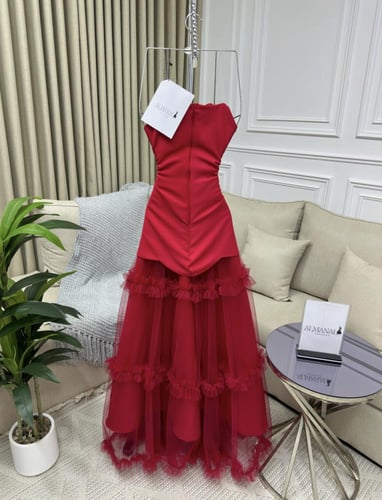 فستان توب راقٍ وأنيق للسهرات بلون أحمر كرز مزين بت...