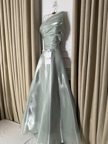 فستان سهرة بكتف واحد بلون زيتي فاتح ولمعة ناعمة